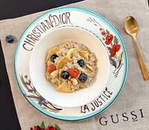 Овсяная каша с сезонными фруктами и печеньем