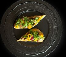 Брускетта с лисичками, сыром страчателла и кремом из моркови