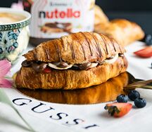 Круассан с клубникой, бананом и шоколадной пастой