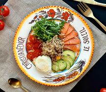 Киноа с лососем, авокадо и томатами черри