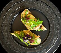 Брускетта с сыром Камамбер, грушей и креветками