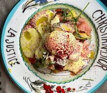 Бенедикт-тост с лососем и авокадо