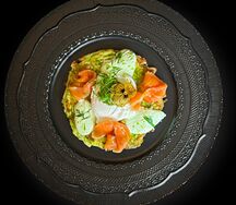 Драник из цукини с лососем и яйцом пашот