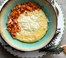 Кукурузная каша с медовой тыквой пармезаном и яйцом пашот