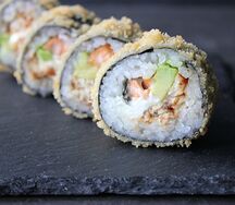 Горячий ролл с жареным лососем