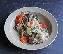 Тигровые креветки с лапшой и овощами