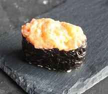 Гункан с лососем