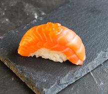 Суши с лососем