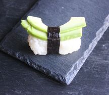 Суши с авокадо