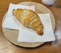 Круассан с малиной