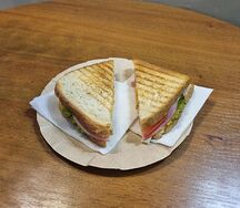 Сэндвич на белом хлебе