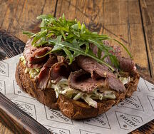 Брускетта с ростбифом