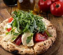 Фокачча с Моцареллой, помидорами и руколой
