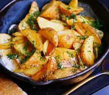 Жареная картошка с укропом и сметаной