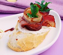 Брускетта с жареным беконом