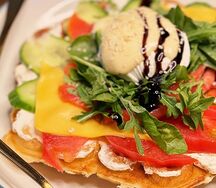 Гонконгская вафля с лососем и яйцом пашот 