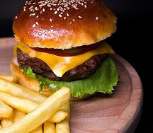 Бургер говяжий с картофелем фри