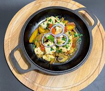 Шипящая сковородка с курицей и овощами