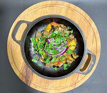 Шипящая сковородка с говядиной и овощами