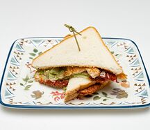 Клаб-сэндвич с курицей барбекю и вялеными томатами