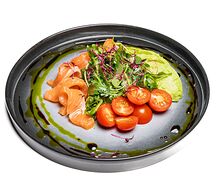 Салат с слабосолёным лососем, рукколой и авокадо