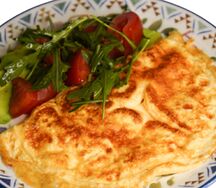 Омлет с рукколой, авокадо и томатами