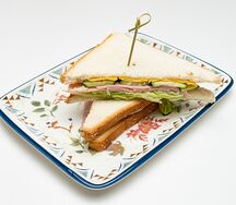 Клаб-сэндвич с ветчиной и сыром чеддер