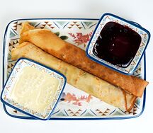 Блины со сметаной и джемом