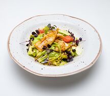 Салат с командорским кальмаром и запеченными баклажанами под имбирным соусом