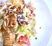 Салат с цыпленком, моцареллой и вешенками