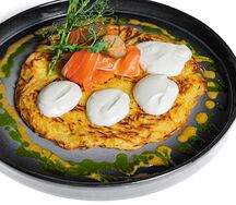 Картофельный драник со сметаной и красной рыбой