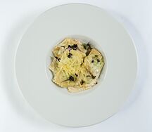 Равиоли со шпинатом и рикоттой в сливочном соусе