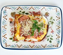 Бриошь с беконом и яйцом