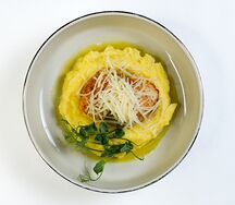 Куриная котлета с картофельным пюре и пармезаном