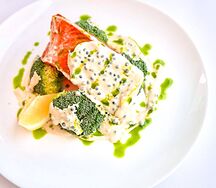 Стейк лосося с брокколи и сливочным соусом