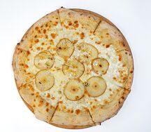 Пицца с грушей и горгондзолой