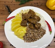 Гуляш с гарниром