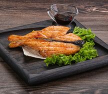 Стейк из лосося с овощами на мангале