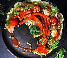Теплый салат с куриным филе и соусом свит Чили