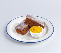 Брауни с соусом манговая сгущенка