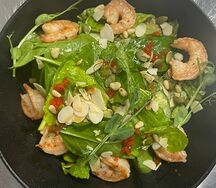 Зеленый салат с креветками и лаймовой заправкой