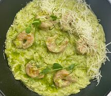 Паста с тигровыми креветками и соусом песто