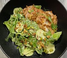 Листья салата романо с ореховой заправкой и теплым цыпленком тандури