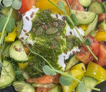Салат из свежих овощей с йогуртом и соусом песто