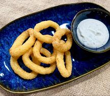 Луковые кольца с чесночным соусом