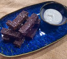 Гренки чесночные с чесночным соусом