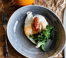 Яичница с беконом и тостом