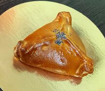 Пирожок с луком и яйцом