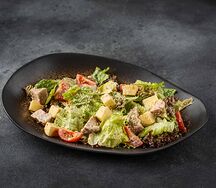 Салат с ростбифом и яйцом пашот