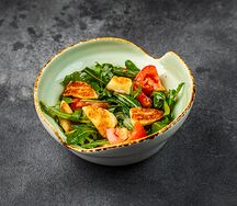 Жаренный сыр халуми со сладкими томатами